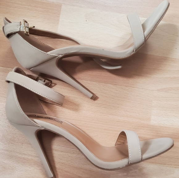 Anne Michelle heals - Picture 2 of 4